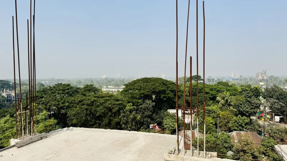 Armatures de poteaux en attente au-dessus d’une dalle en béton, sur un toit