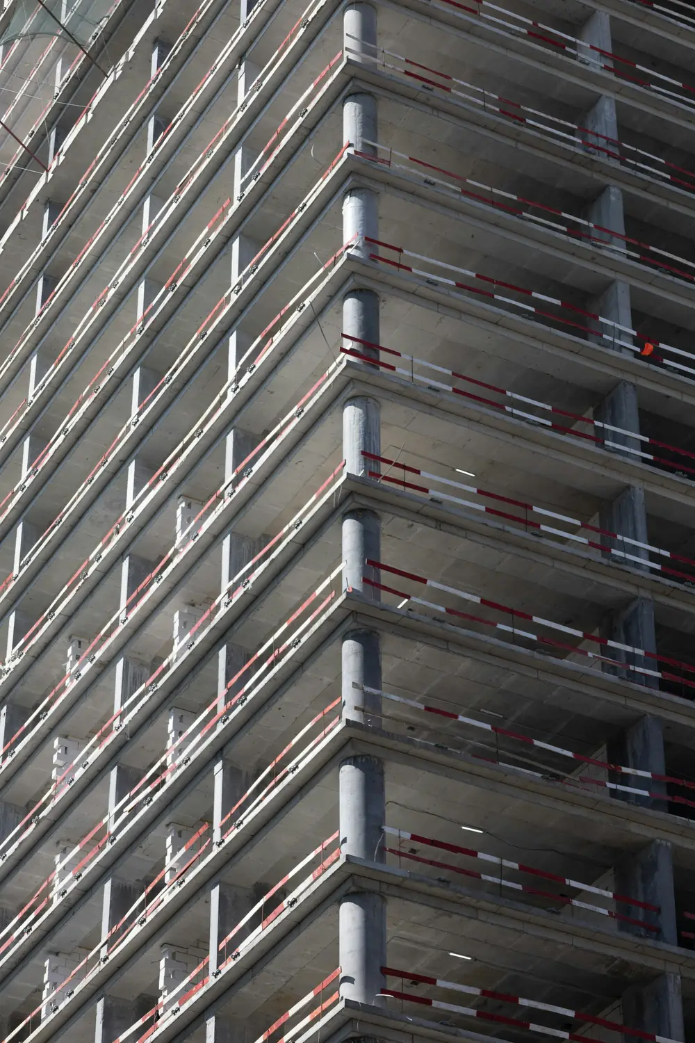 Angle d'un immeuble en construction, planchers en béton armé superposés
