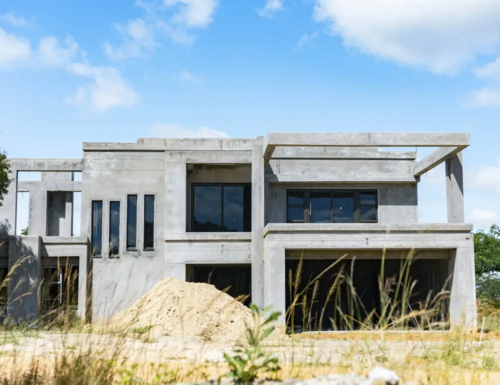 Villa en gros œuvre, ossature en béton brut et grandes baies